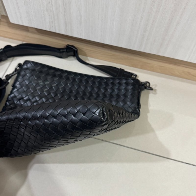 BOTTEGA VENETA 編織LOGO小牛皮拉鍊斜背包-3