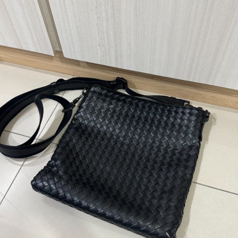 BOTTEGA VENETA 編織LOGO小牛皮拉鍊斜背包-4