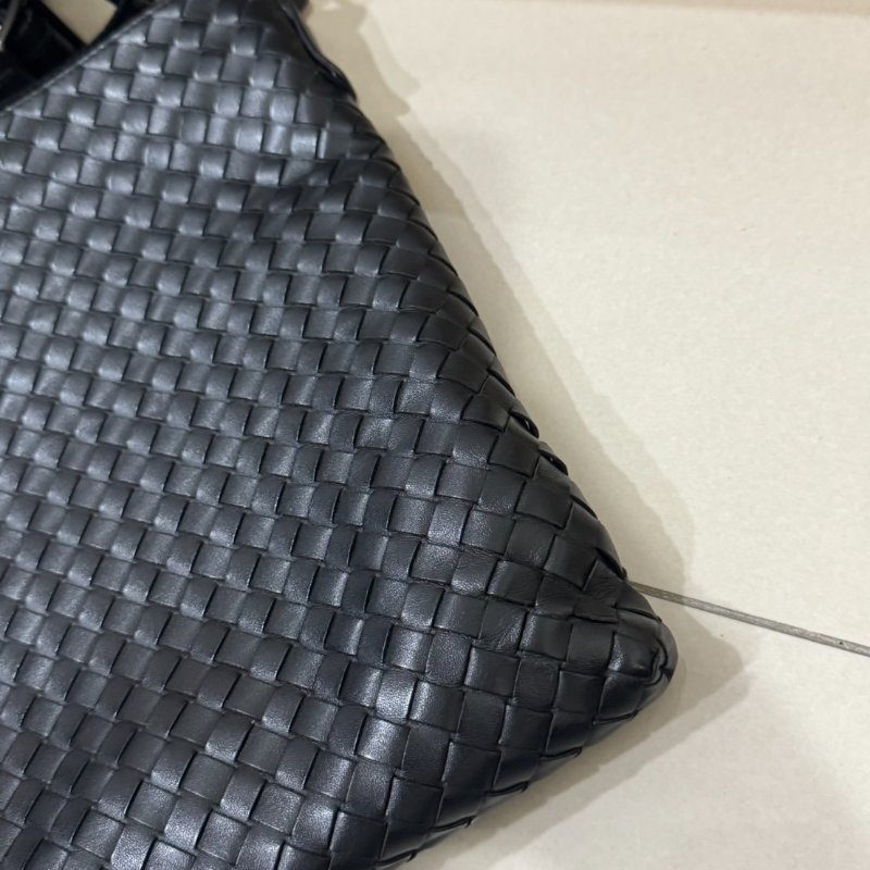 BOTTEGA VENETA 編織LOGO小牛皮拉鍊斜背包-5