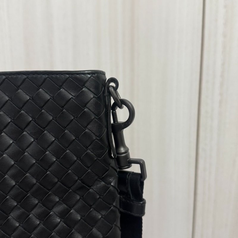 BOTTEGA VENETA 編織LOGO小牛皮拉鍊斜背包-6