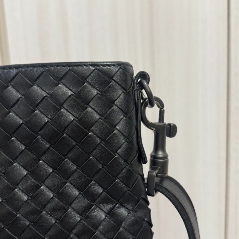 BOTTEGA VENETA 編織LOGO小牛皮拉鍊斜背包-7