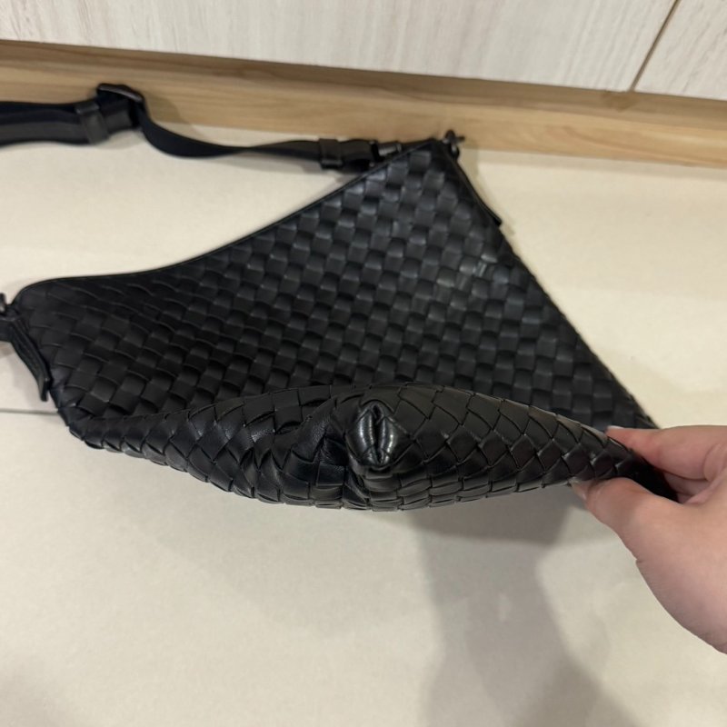 BOTTEGA VENETA 編織LOGO小牛皮拉鍊斜背包-8