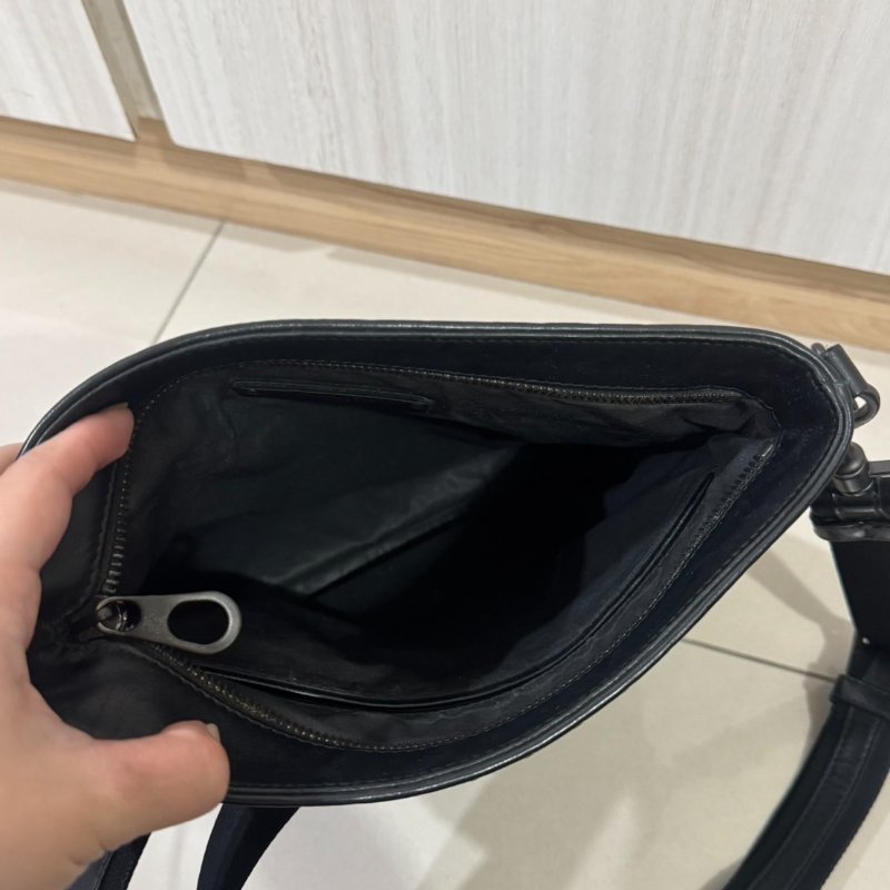 BOTTEGA VENETA 編織LOGO小牛皮拉鍊斜背包-9