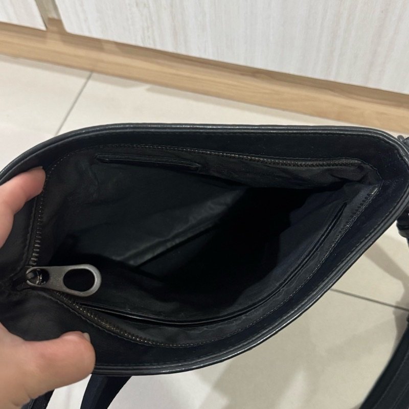 BOTTEGA VENETA 編織LOGO小牛皮拉鍊斜背包-10