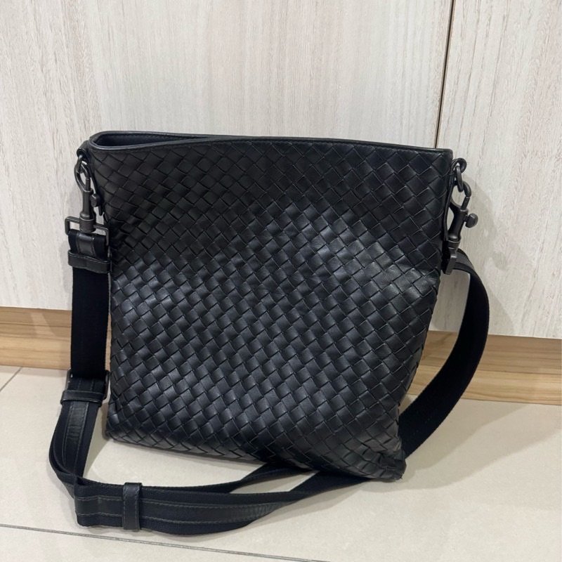 BOTTEGA VENETA 編織LOGO小牛皮拉鍊斜背包-11