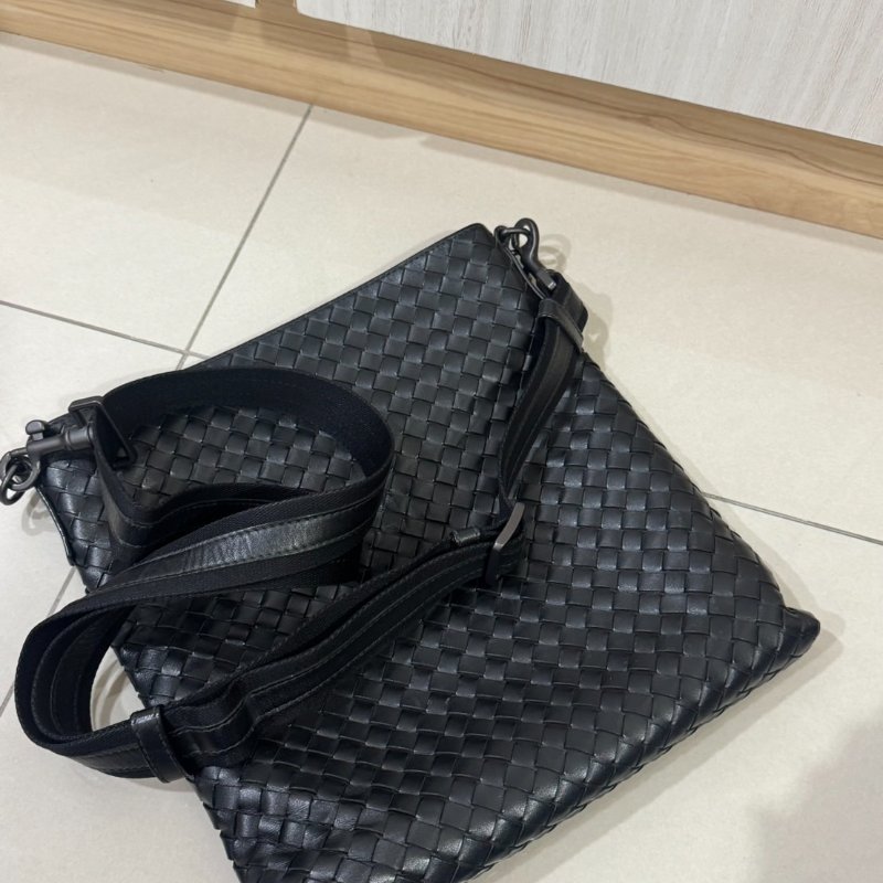 BOTTEGA VENETA 編織LOGO小牛皮拉鍊斜背包-12