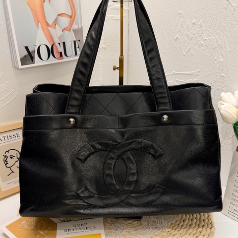Chanel Caviar Skin tote bag