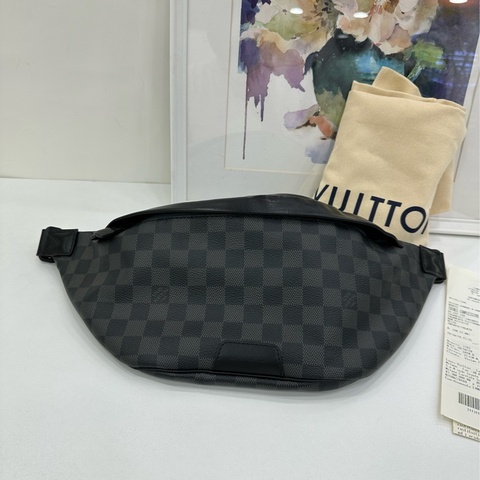 Lv 路易威登 黑色棋盤格帆布拼皮Discovery Bumbag系列腰包 47*9*20cm 19年編碼