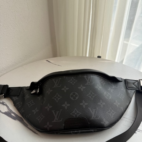 lv 男生黑花紋胸包