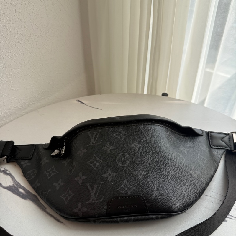 lv 男生黑花紋胸包-0