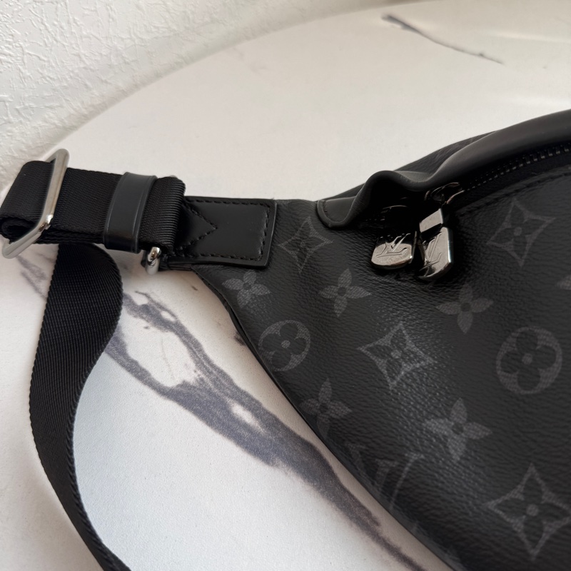 lv 男生黑花紋胸包-1