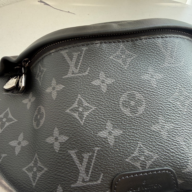 lv 男生黑花紋胸包-2