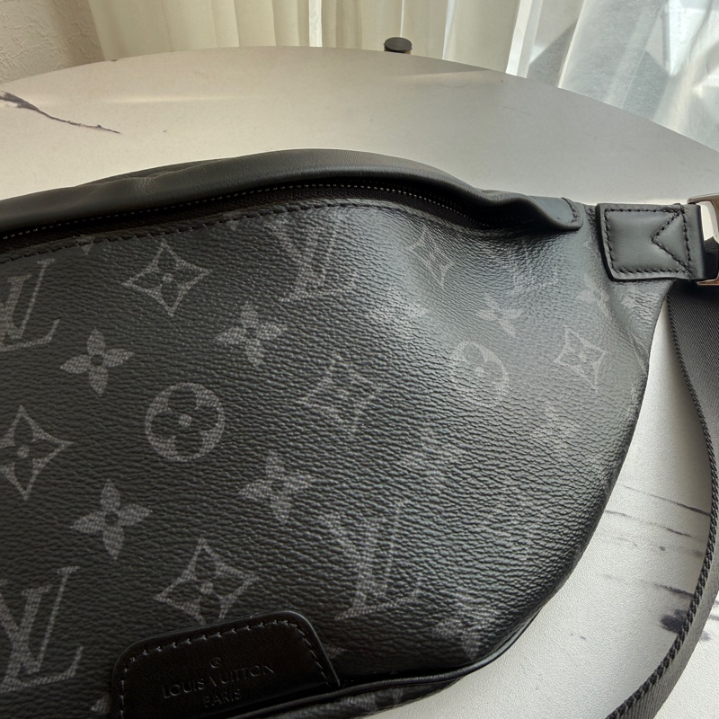 lv 男生黑花紋胸包-3