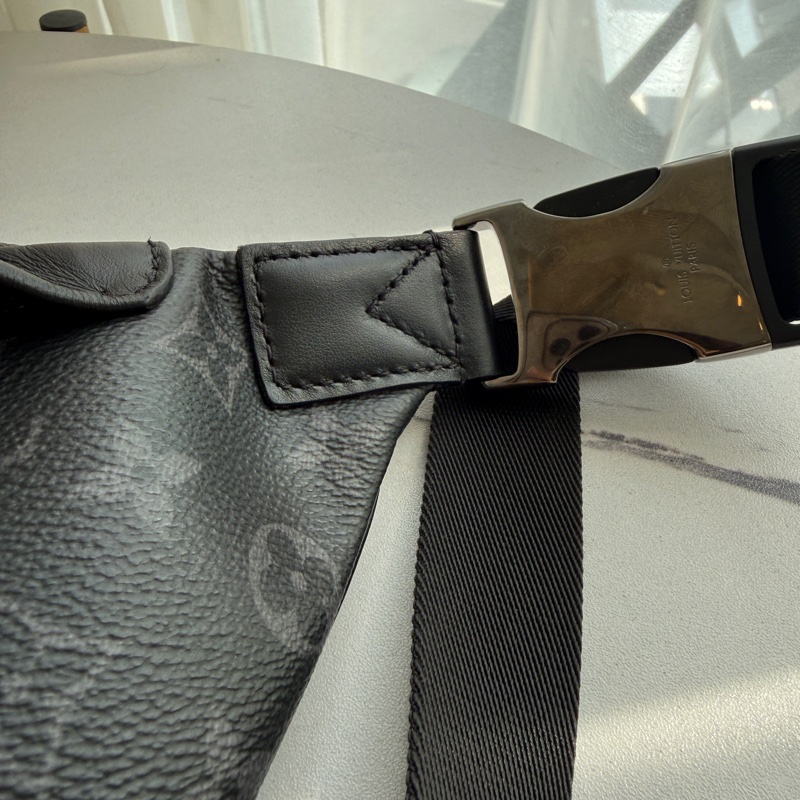 lv 男生黑花紋胸包-4