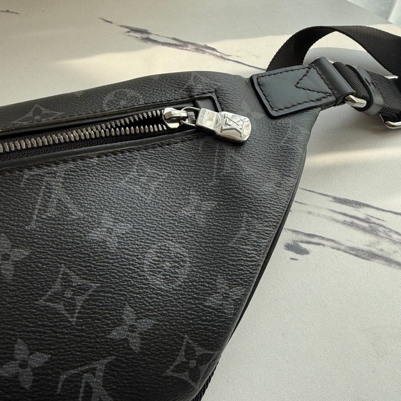 lv 男生黑花紋胸包-5