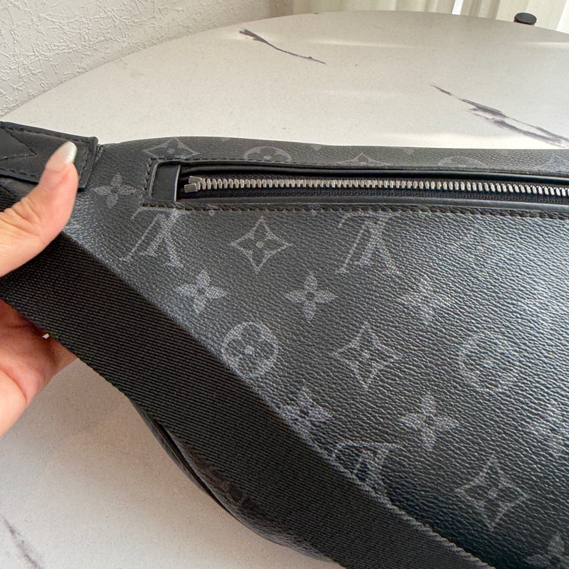 lv 男生黑花紋胸包-6