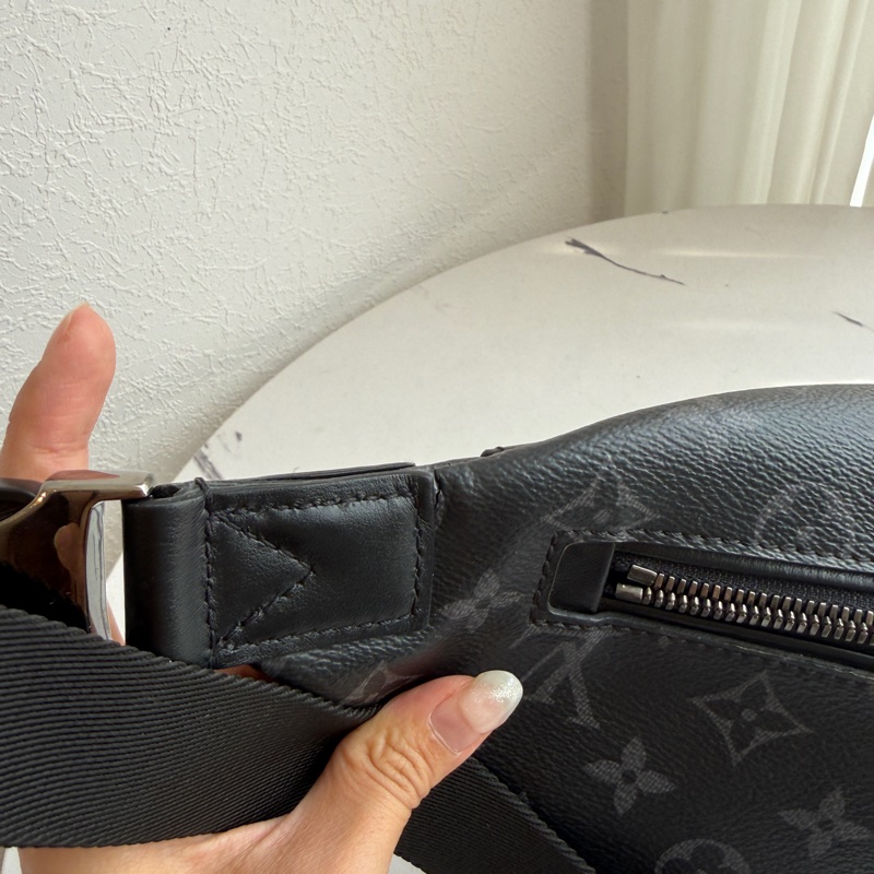 lv 男生黑花紋胸包-7