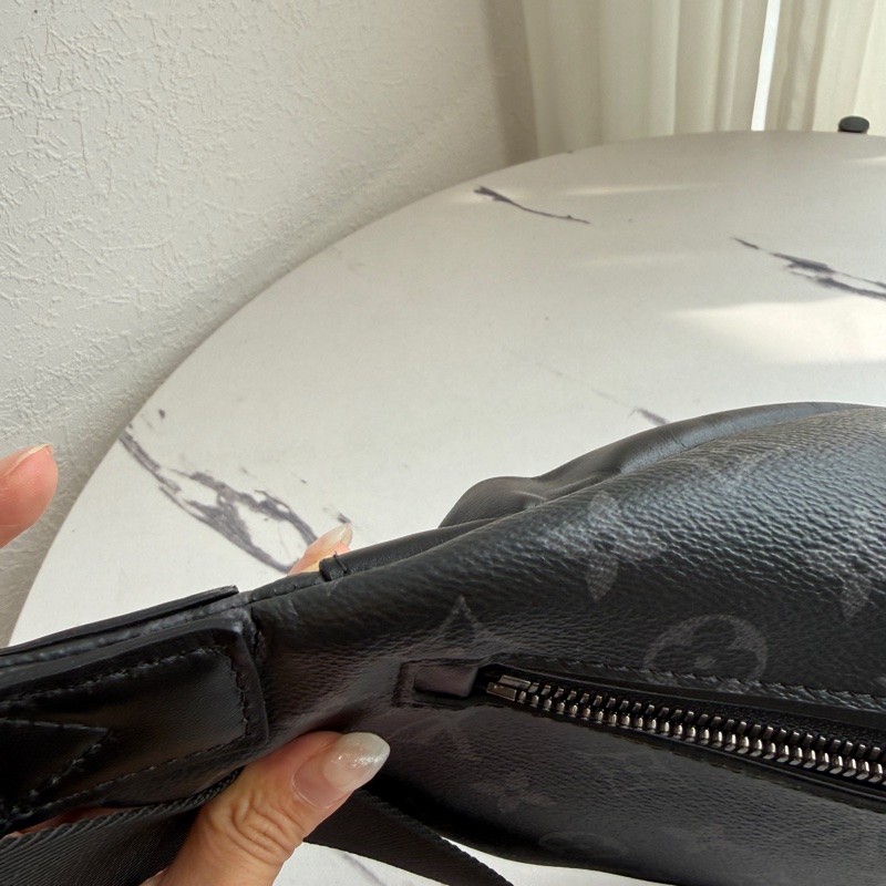 lv 男生黑花紋胸包-8