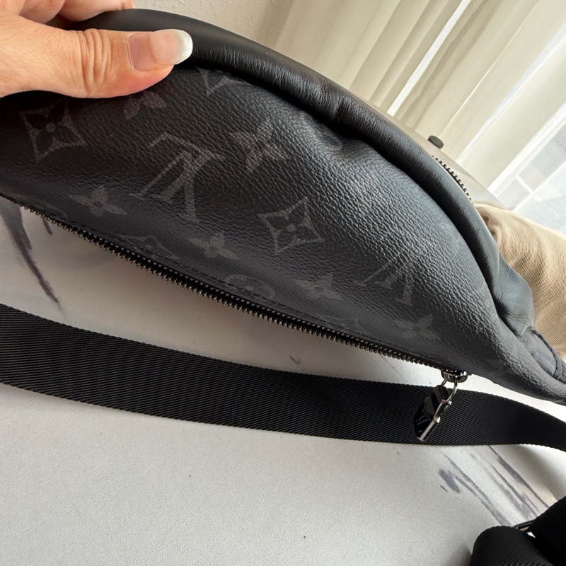 lv 男生黑花紋胸包-10