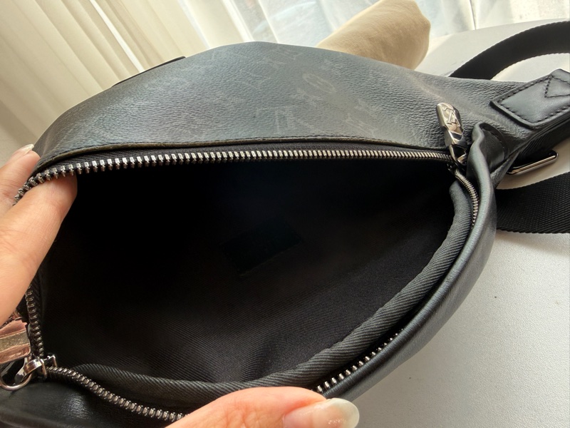 lv 男生黑花紋胸包-11