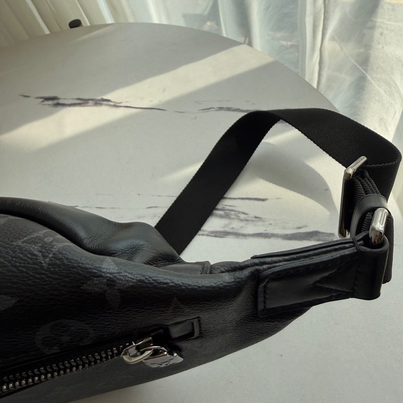 lv 男生黑花紋胸包-12