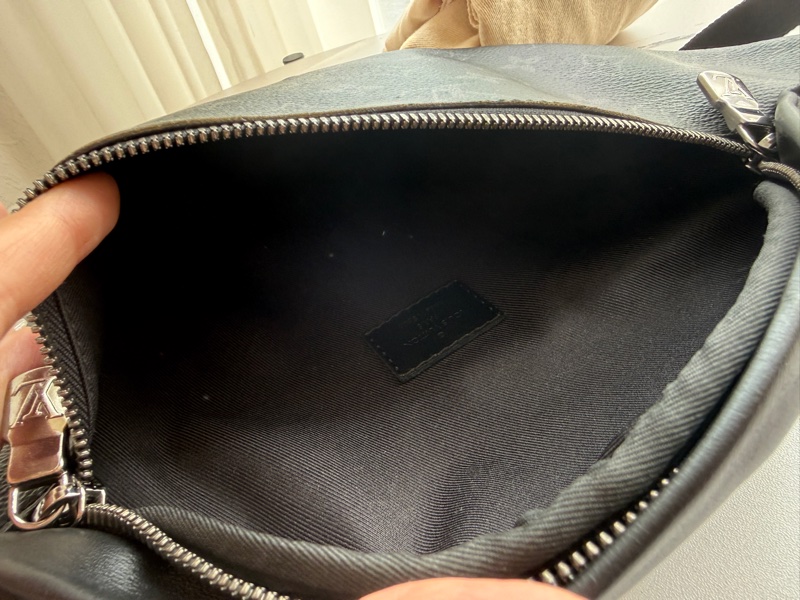 lv 男生黑花紋胸包-13