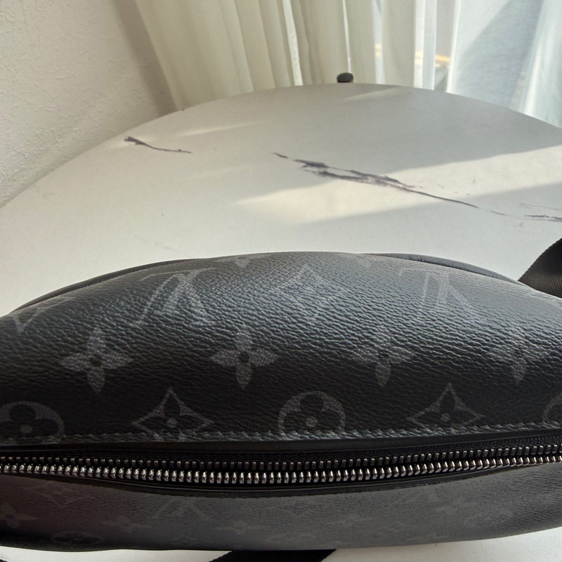 lv 男生黑花紋胸包-14