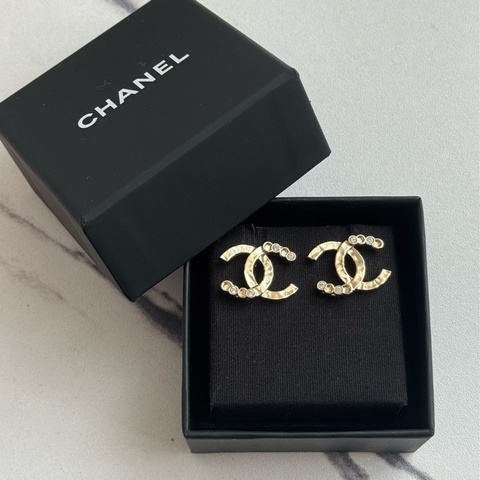 chanel淡金雙C小鑽耳環 美❤️‍🔥❤️‍🔥❤️‍🔥