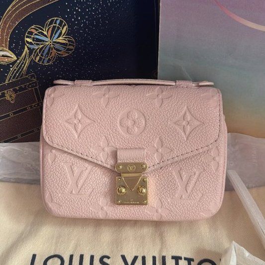近新品 路易威登/Louis Vuitton 櫻花粉Micro Metis mini郵差包 鏈條肩背包芯片款-5