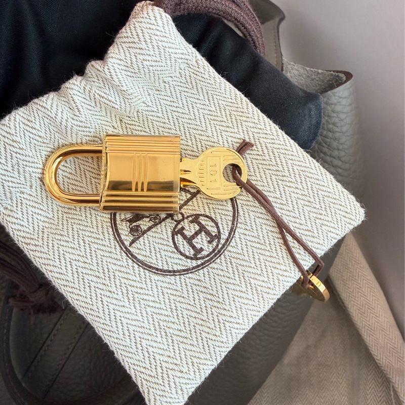 極新HERMES積雨雲灰金釦22cm Picotin水桶包-9