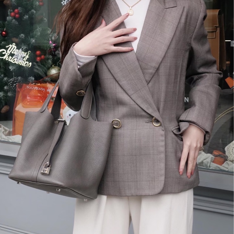 極新HERMES積雨雲灰金釦22cm Picotin水桶包-16