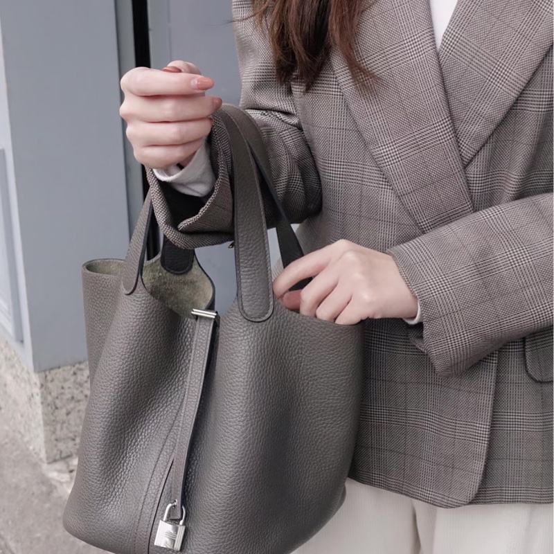 極新HERMES積雨雲灰金釦22cm Picotin水桶包-17