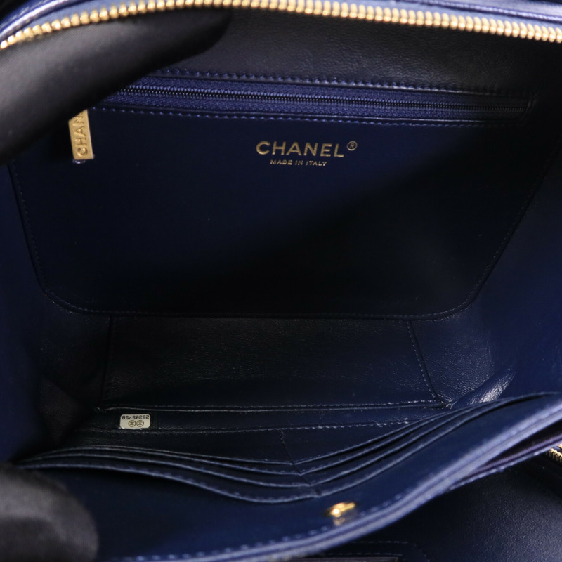 CHANEL 牛皮皮革CC Filigree Vanity Case鏈帶手挽肩背兩用袋-4