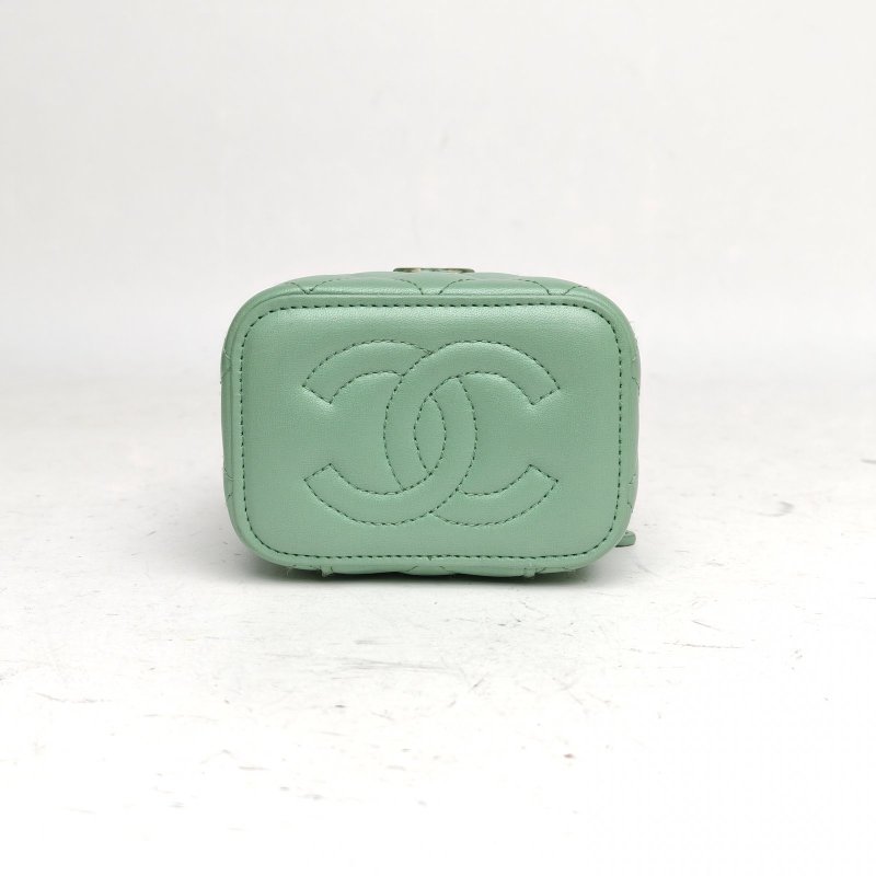 CHANEL 綠色羊皮鐳射標金扣23P方盒子化妝包帶鏡子10琺瑯愛心皮穿鏈肩背包-4