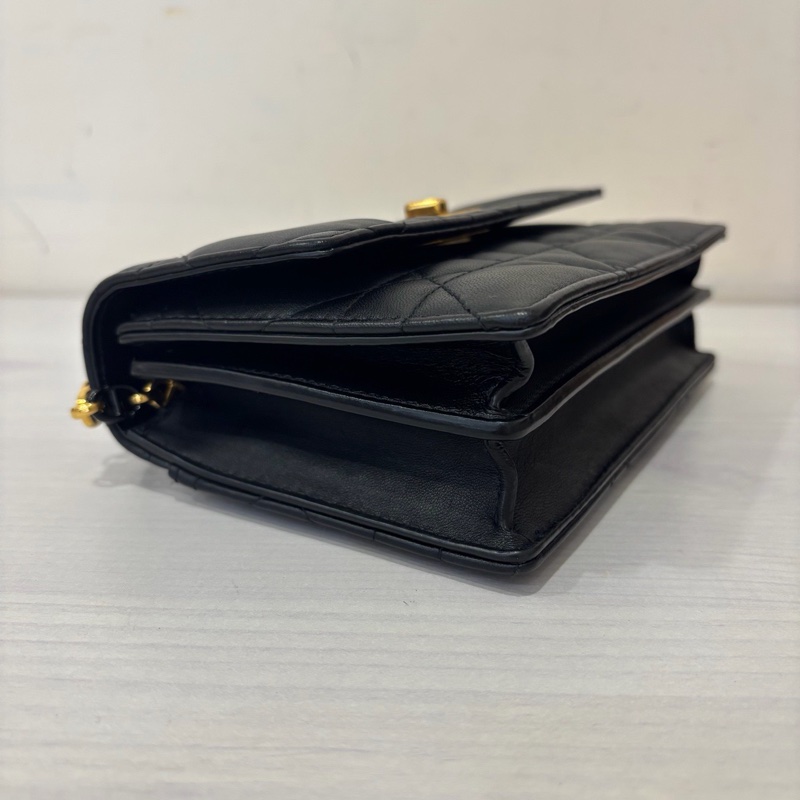 【極致優雅】Dior Miss Caro 黑色羊皮金釦鏈帶包 (中號/18cm)｜近全新 附購證正本｜專櫃在售10萬-18