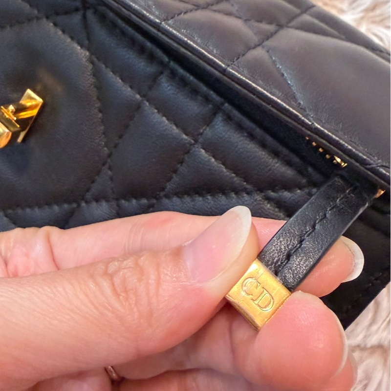 【極致優雅】Dior Miss Caro 黑色羊皮金釦鏈帶包 (中號/18cm)｜近全新 附購證正本｜專櫃在售10萬-22