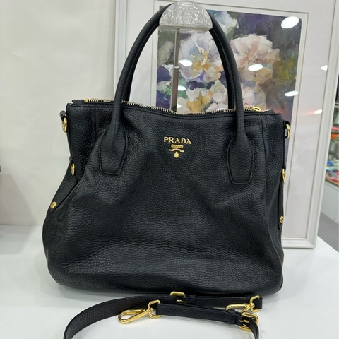 Prada 黑色全皮肩斜背包 皮質柔軟 容量大