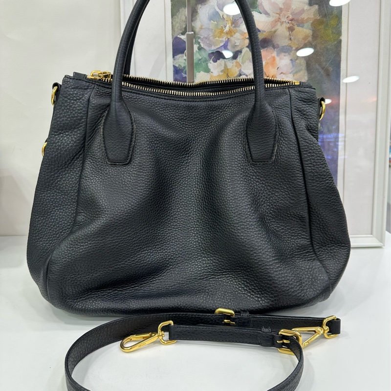 Prada 黑色全皮肩斜背包 皮質柔軟 容量大-1