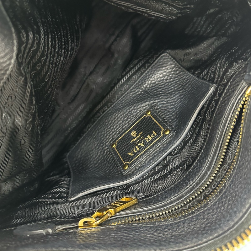 Prada 黑色全皮肩斜背包 皮質柔軟 容量大-6