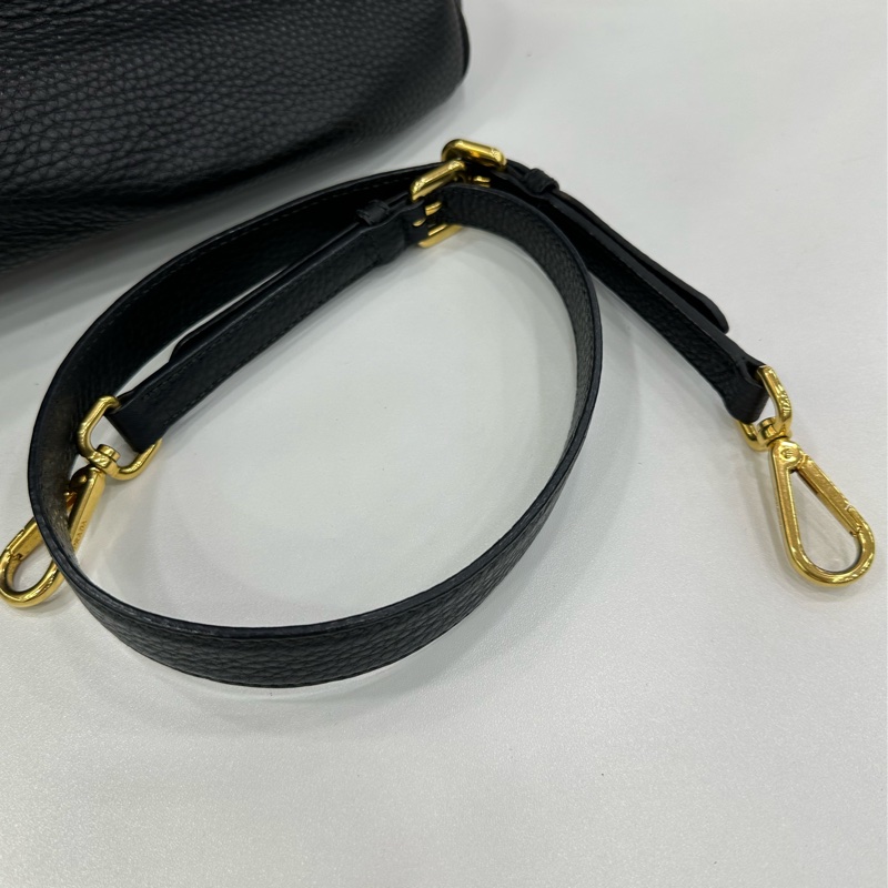 Prada 黑色全皮肩斜背包 皮質柔軟 容量大-7