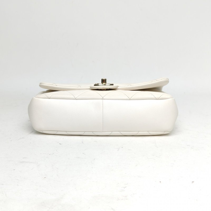 CHANEL 22C亞克力粗鏈條手柄口蓋包24白色羊皮28開金扣肩背包-4