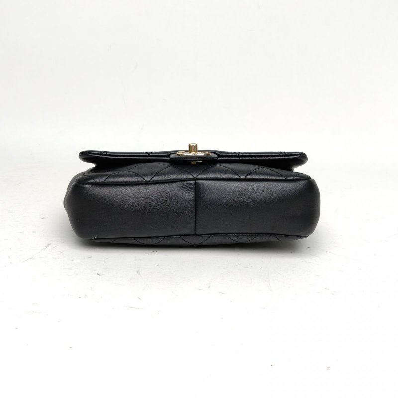 CHANEL 22C亞克力粗鏈條手柄口蓋包黑色羊皮29開金扣肩背包-4