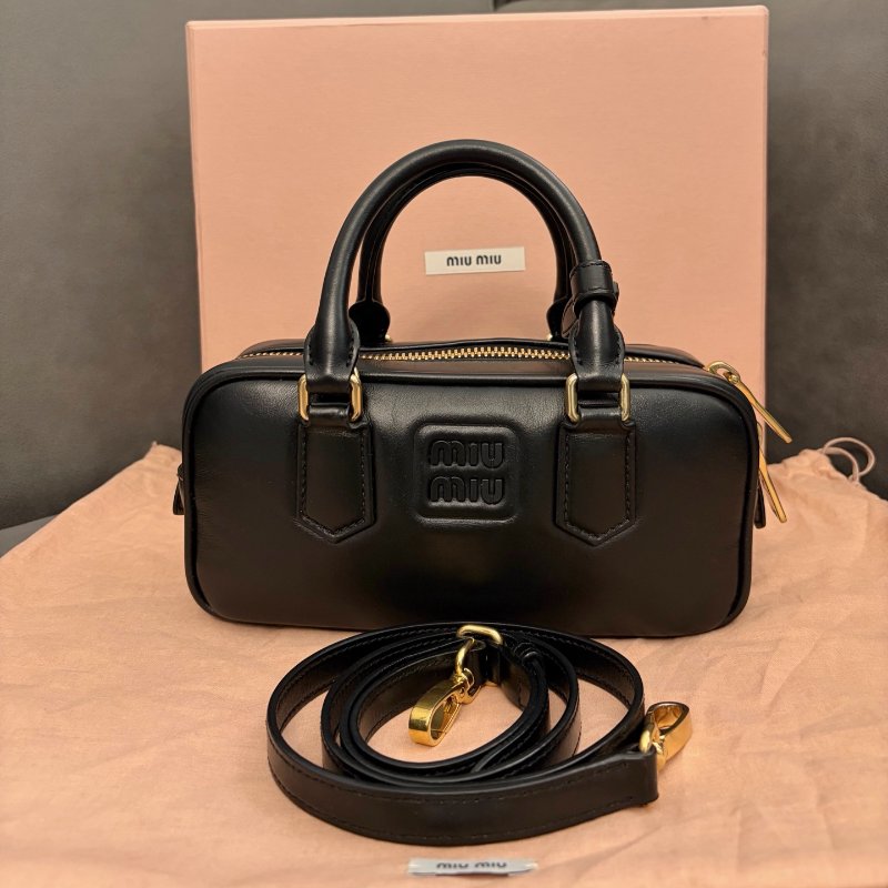 miu miu黑色經典保齡球 手提包小號 22x10cm 99新配件盒子 塵袋 肩帶-1