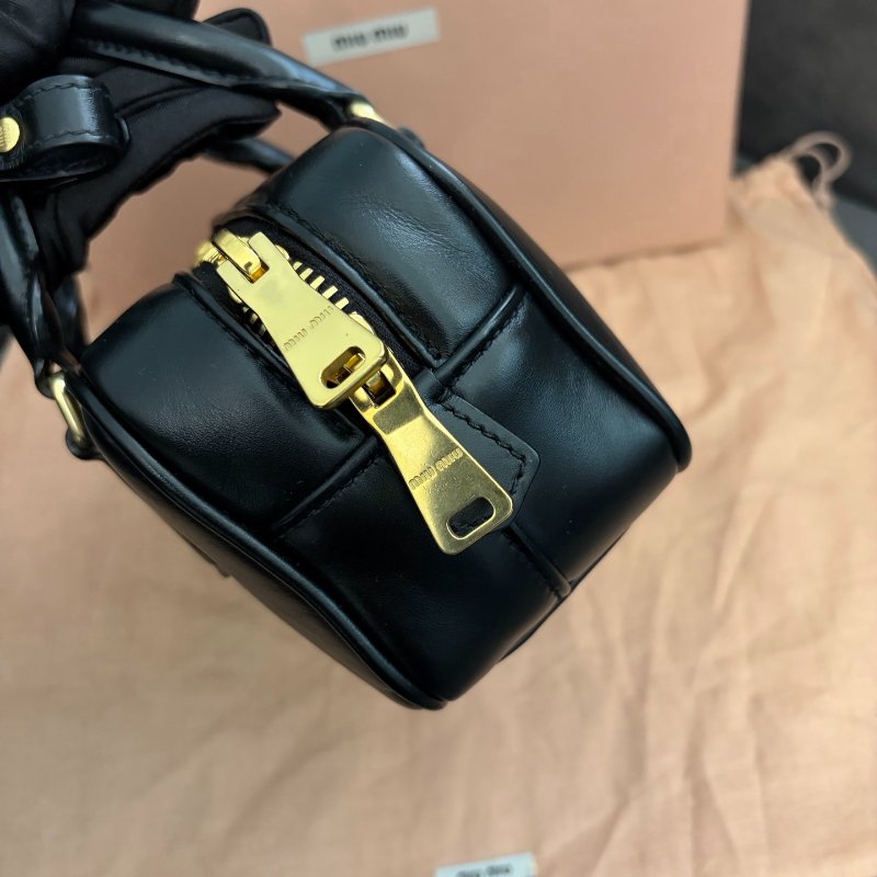 miu miu黑色經典保齡球 手提包小號 22x10cm 99新配件盒子 塵袋 肩帶-4