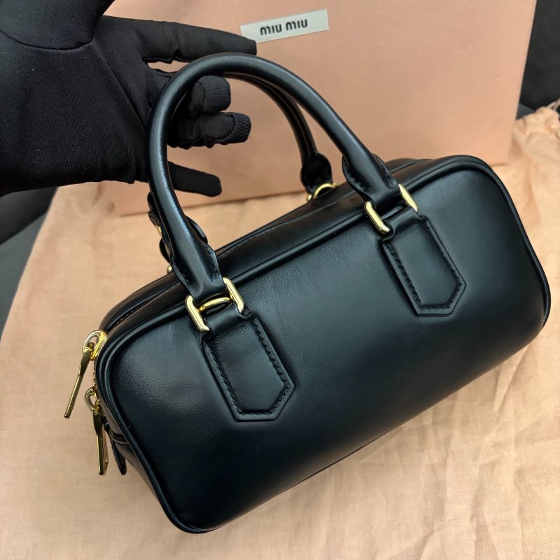 miu miu黑色經典保齡球 手提包小號 22x10cm 99新配件盒子 塵袋 肩帶-6