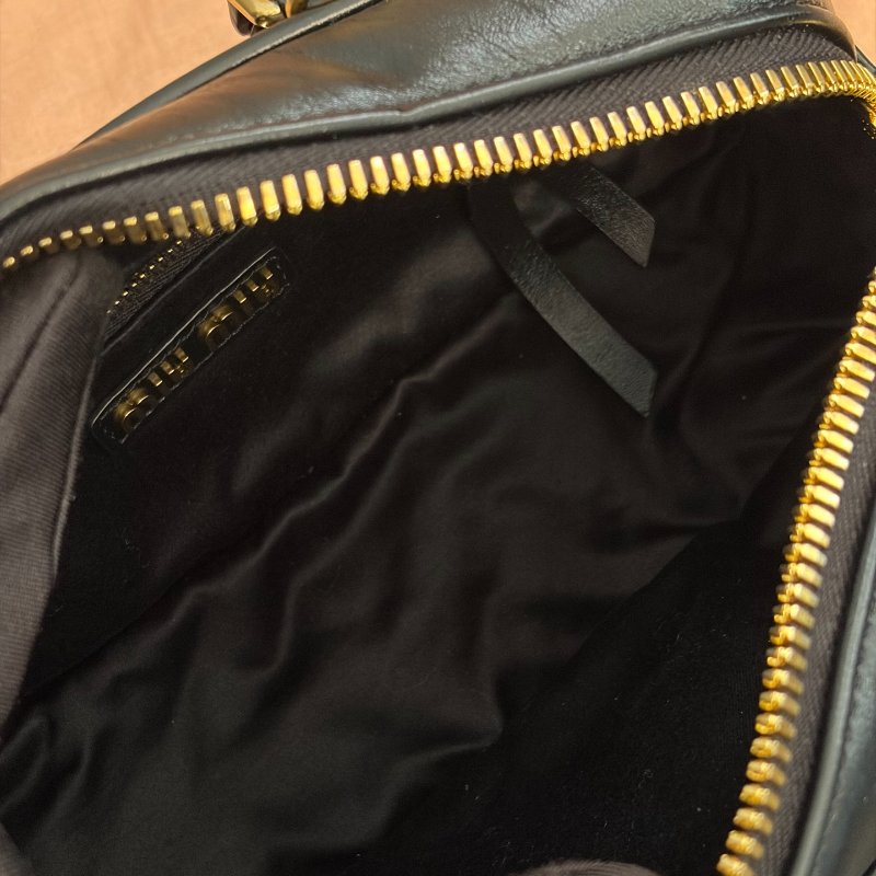 miu miu黑色經典保齡球 手提包小號 22x10cm 99新配件盒子 塵袋 肩帶-7