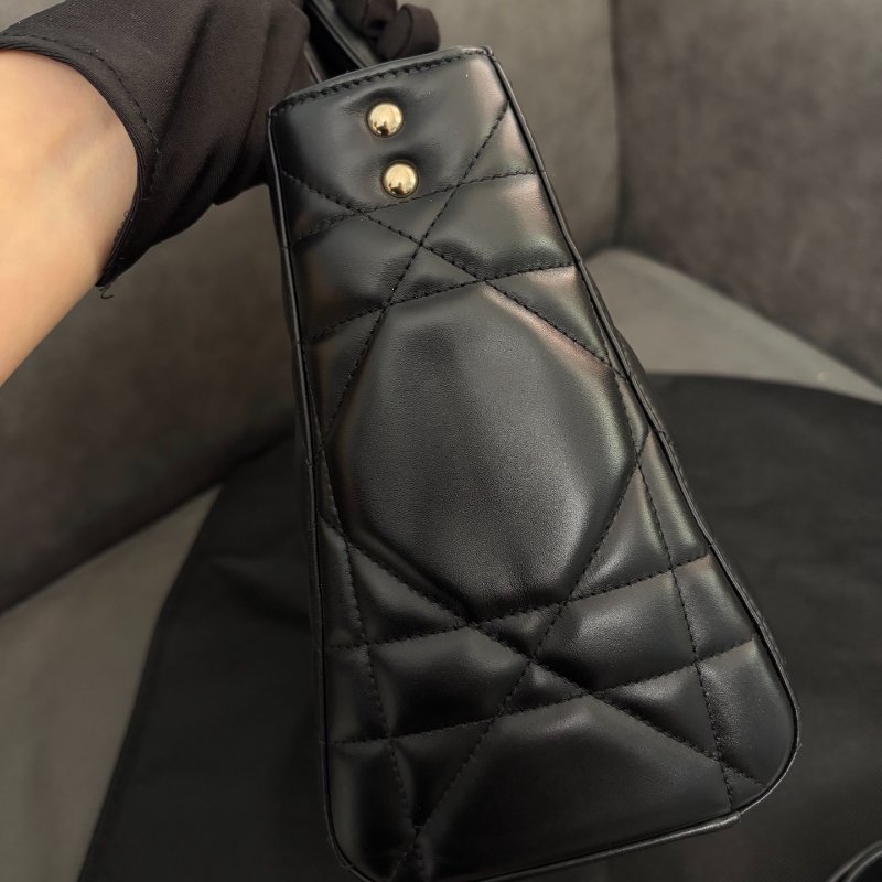 Dior 新款LadyD-sire中號黛妃包 黑金 羊皮30*21*8  99新配件肩帶 塵袋-3