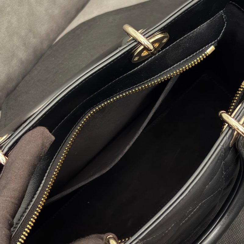 Dior 新款LadyD-sire中號黛妃包 黑金 羊皮30*21*8  99新配件肩帶 塵袋-6