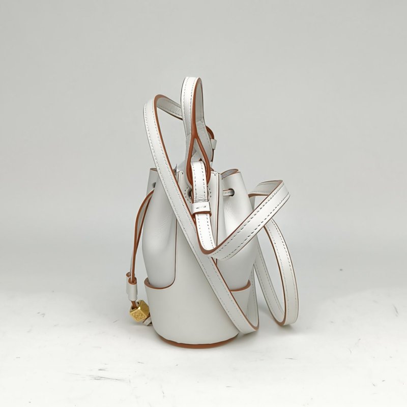 LOEWE 白色牛皮金扣Nano氣球包抽繩水桶超mini肩背包-1