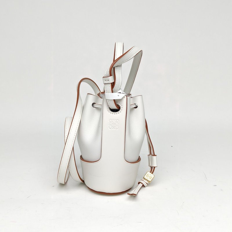LOEWE 白色牛皮金扣Nano氣球包抽繩水桶超mini肩背包-3